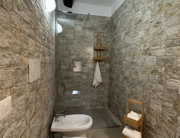 Bagno in pietra b&b nova siri